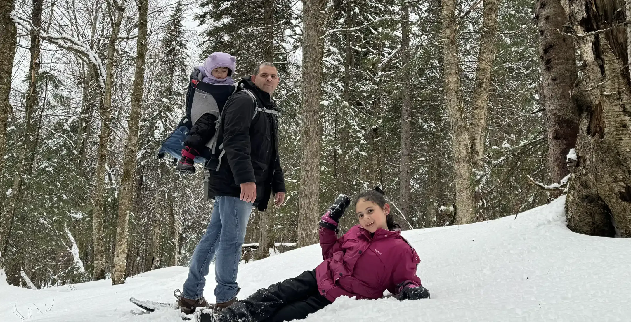 Familia viajando junto al agua durante una escapada